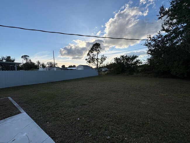 Building Photo - Spacious 2/2 with a garage available until AUGUST