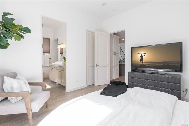 Building Photo - 432 1/2 Goldenrod Avenue, Newport Beach, CA 92625 - 2 BR 3 BA condo