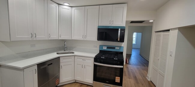 Building Photo - 3207 N Wilton Ave