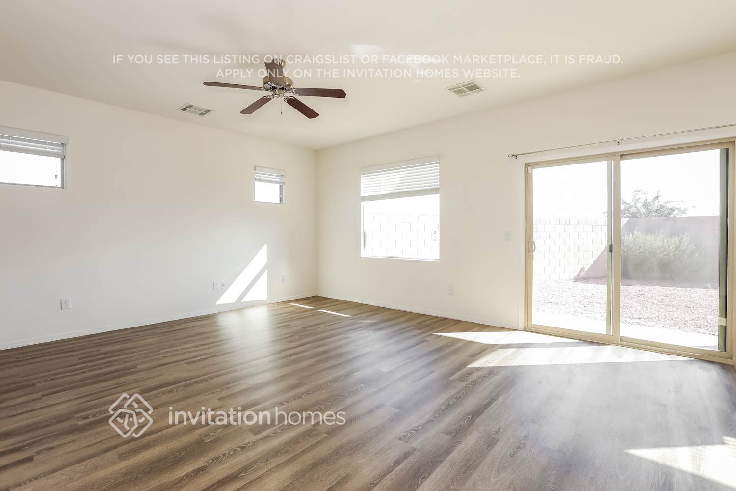 Building Photo - 1323 E Palomino Way