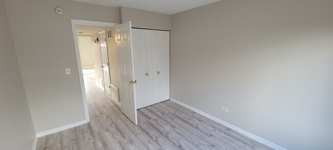 Building Photo - 274 W Ct of Shorewood