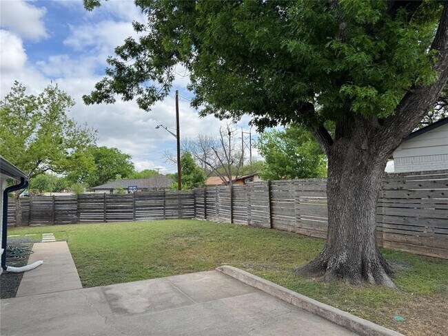 Building Photo - 5805 N Hampton Dr