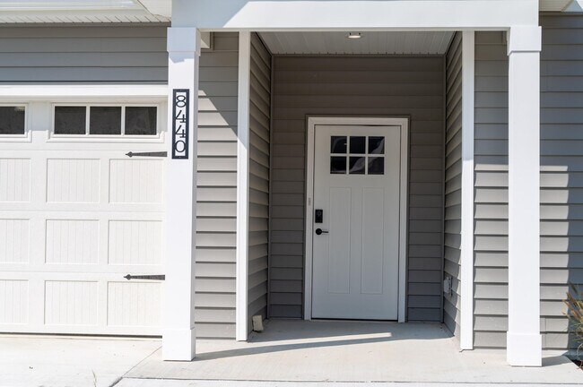 Building Photo - 8456 Oak Shade Cir