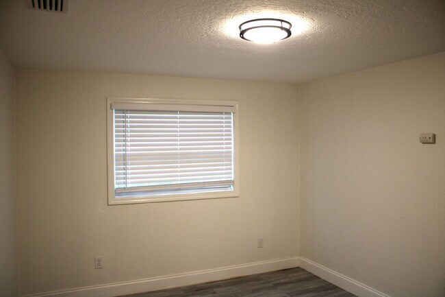 Building Photo - Spacious 4 Bedrooms and 2.5 bath FULLY REN...