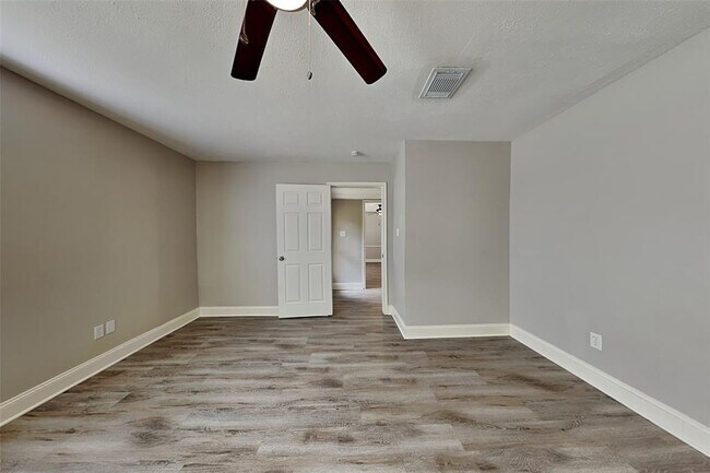 Building Photo - 2043 Shadow Rock Dr