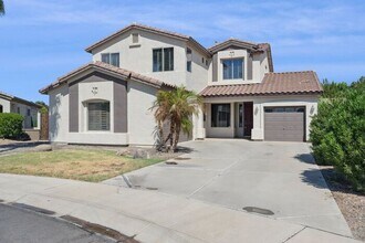 Building Photo - Beautiful 4 bedroom three bath home!