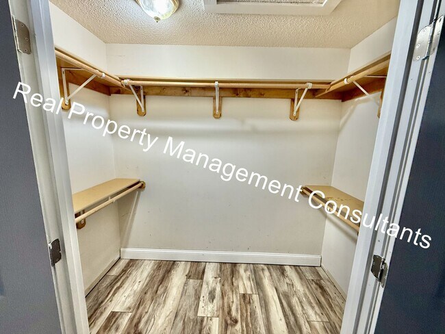 Building Photo - 4 Bedroom with Flexible Living & Modern Charm