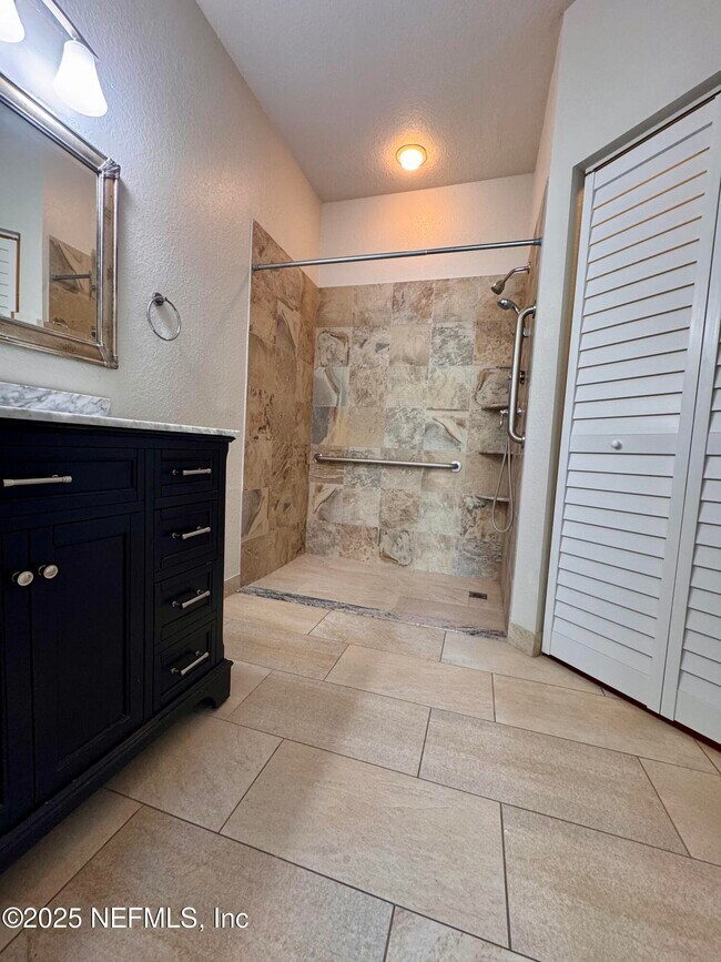 Building Photo - 13700 Richmond Park Dr N