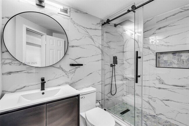 Building Photo - 999 Brickell Bay Dr