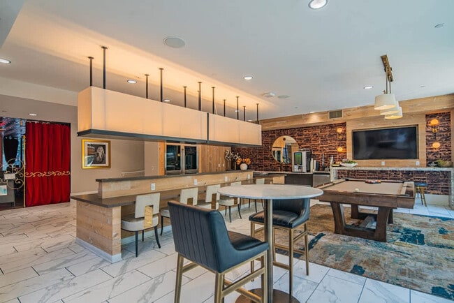 Building Photo - 777 E Stella Ln