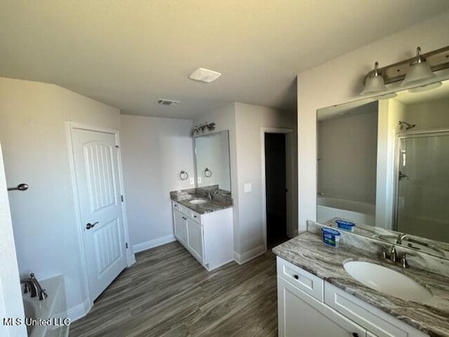 Building Photo - Luxury 4 bedroom 3 bath Home for rent