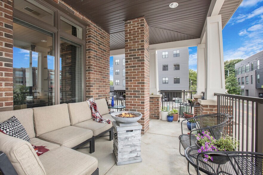 Private Patio 2 - 430 Union Ave NE