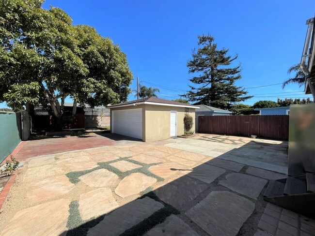 Building Photo - Midtown Ventura Bungalow