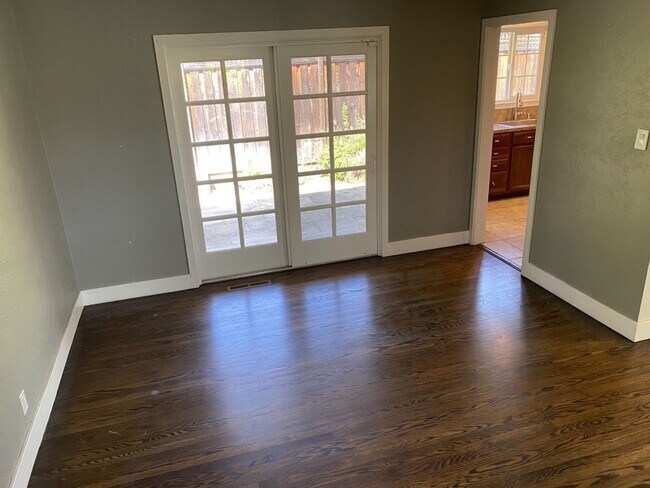 Building Photo - Charming 3 bdrm / 2 bath Home, Minutes fro...