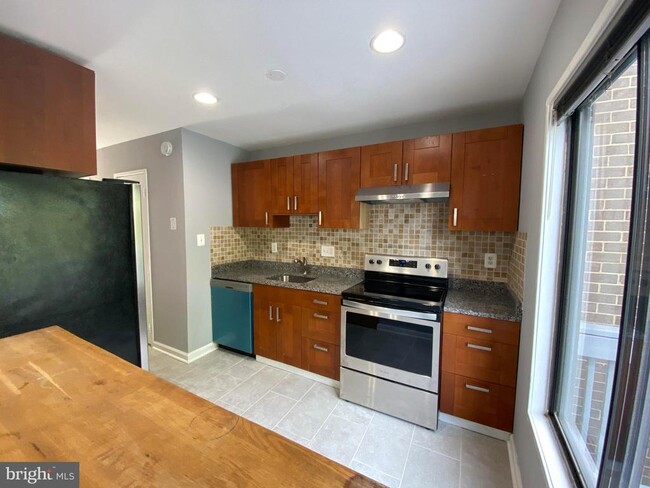 Building Photo - 2908 Cambridge Dr