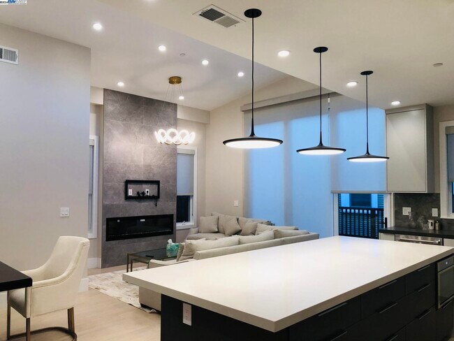 Building Photo - 466-4B1 Ruthven,Palo Alto CA 94301