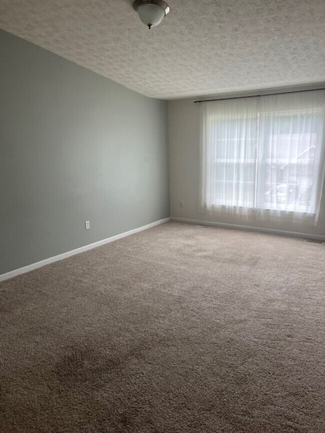 Building Photo - Spacious 4 Bed, 2.5 Bath Home in Woodgate