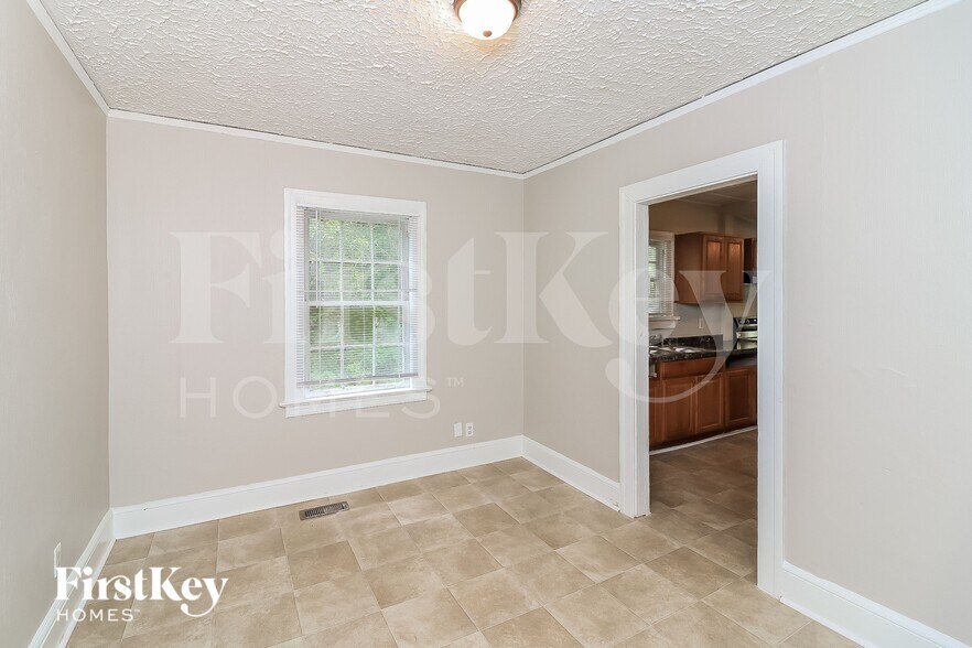 Building Photo - 2641 Sylvan Rd