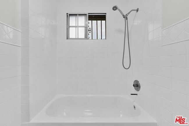 Building Photo - 1128 Irolo St