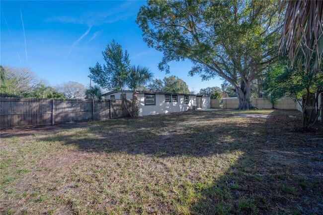 Building Photo - 4002 W Fairview Heights