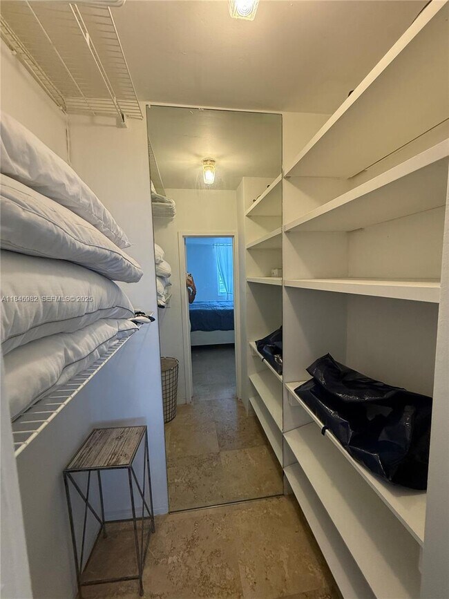 Building Photo - 100 Lincoln Rd