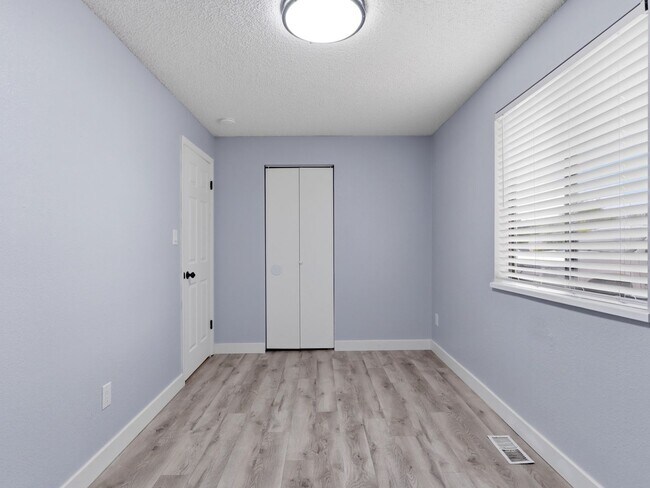 Building Photo - Palisade Perfection: Remodeled Condo Steps from Downtown!