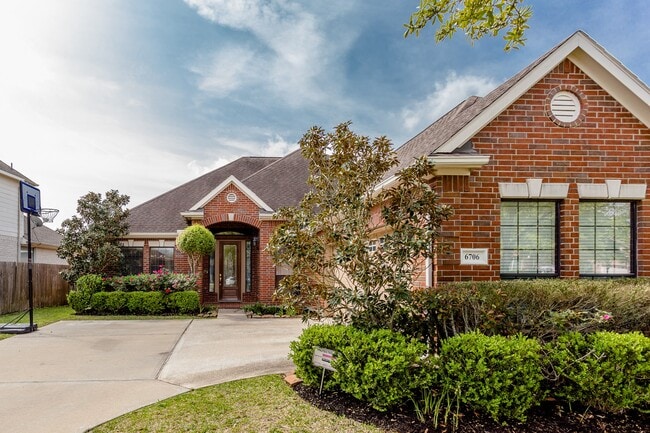 Building Photo - 6706 Ashworth Dr