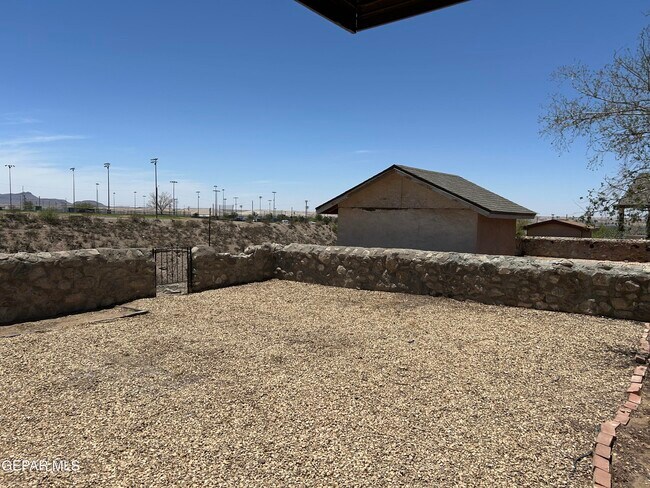 Building Photo - 6644 Mariposa Dr