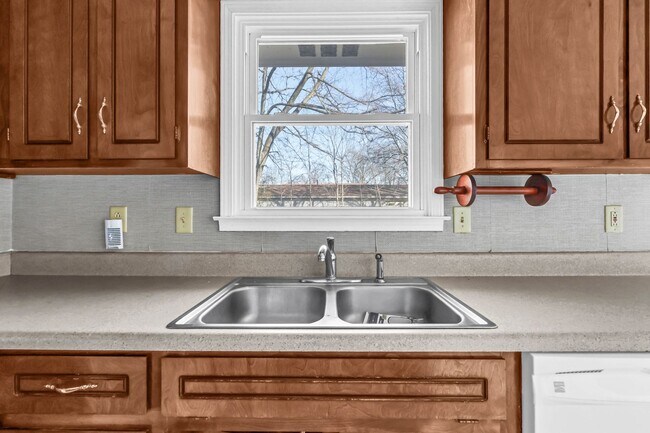 Building Photo - 171 W Regent Dr