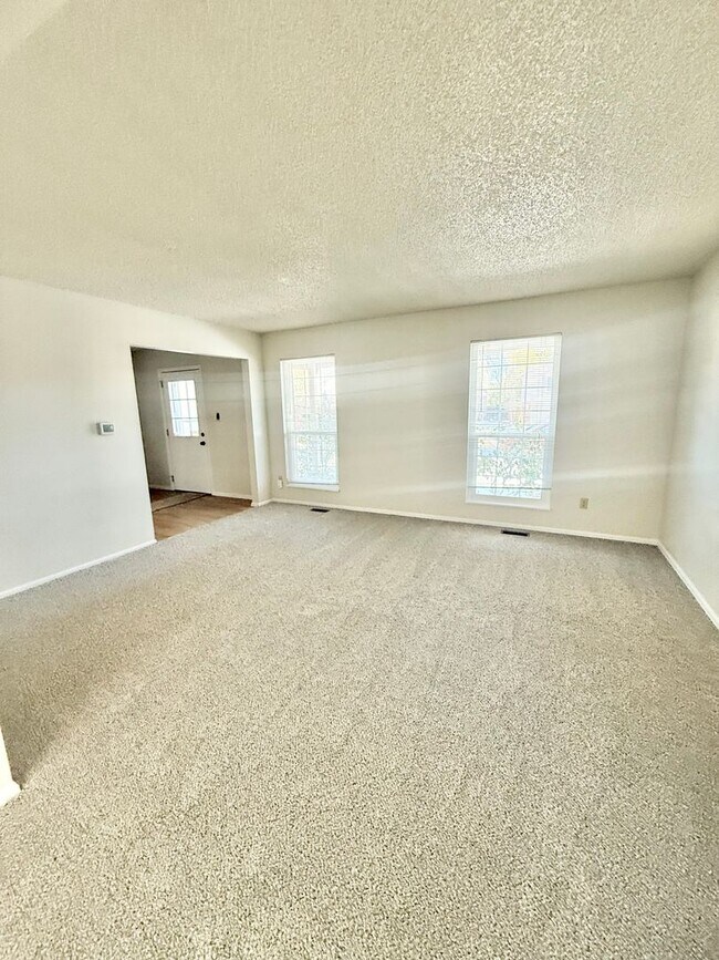 Building Photo - Beautiful Home on Picket for Rent!