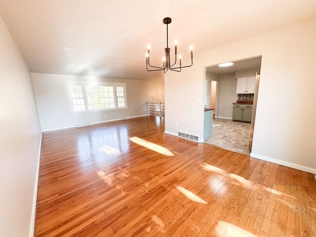 Building Photo - 4 bed/ 2 bath Single-Family Home