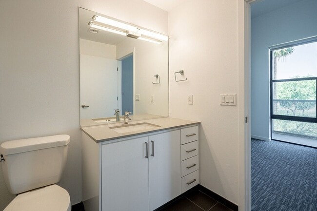 Building Photo - Live the Downtown Life! 2 Bedrooms!