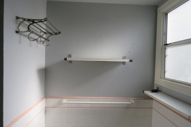 Building Photo - 2 Bedroom with VIEWS in Sunnyside Neighborhood