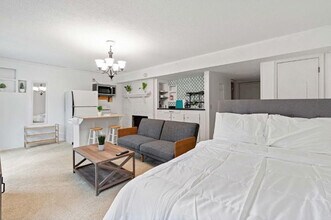 Building Photo - Room in Duplex on Dixon Dr