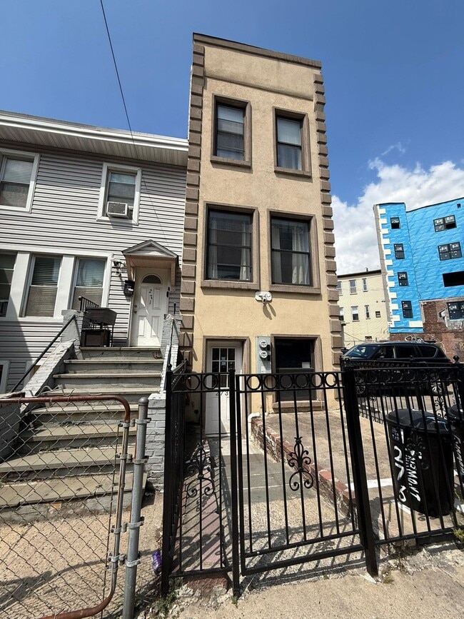 Primary Photo - 273 Fairmount Ave