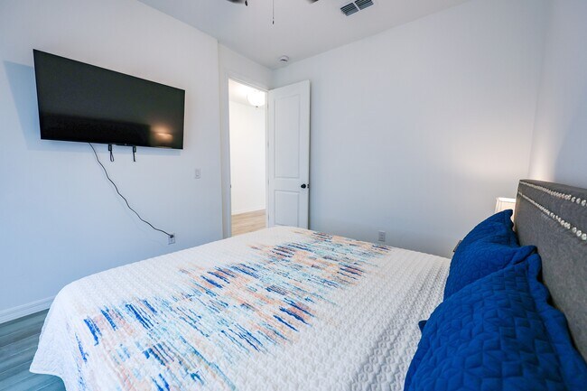 Building Photo - 2318 Lancashire St