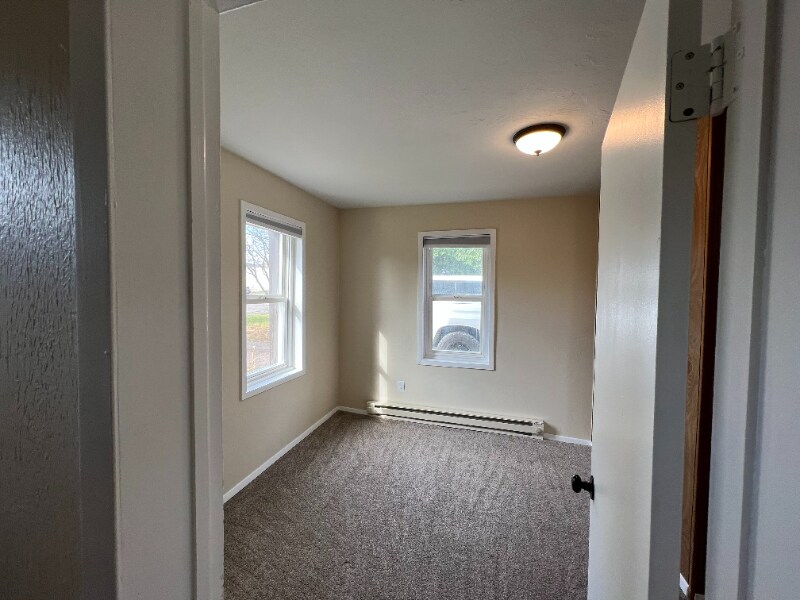 Building Photo - 632 1st Ave E