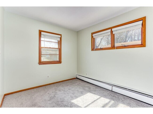 Building Photo - 2331 W Medicine Lake Dr