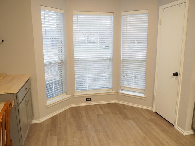 Building Photo - 511 Lone Star Park Ln