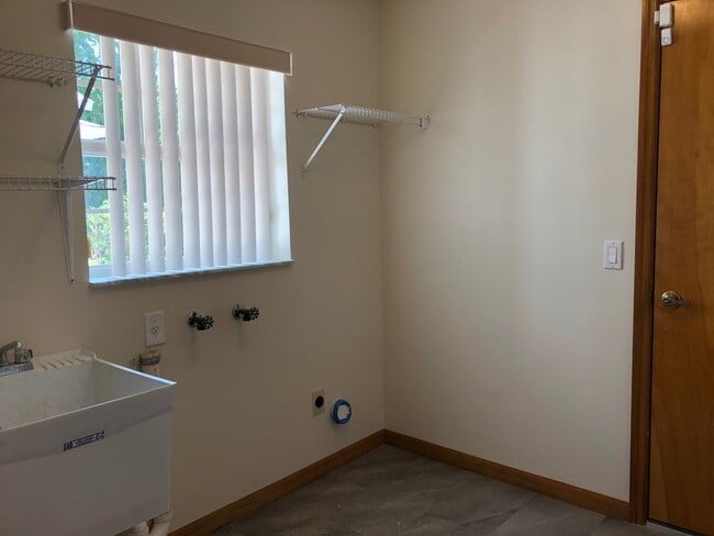 Building Photo - Large 3 Bedroom/2 Bathroom Single Family Home