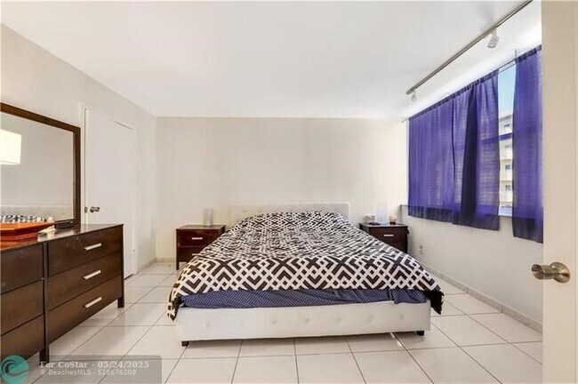 Building Photo - 3140 S Ocean Dr