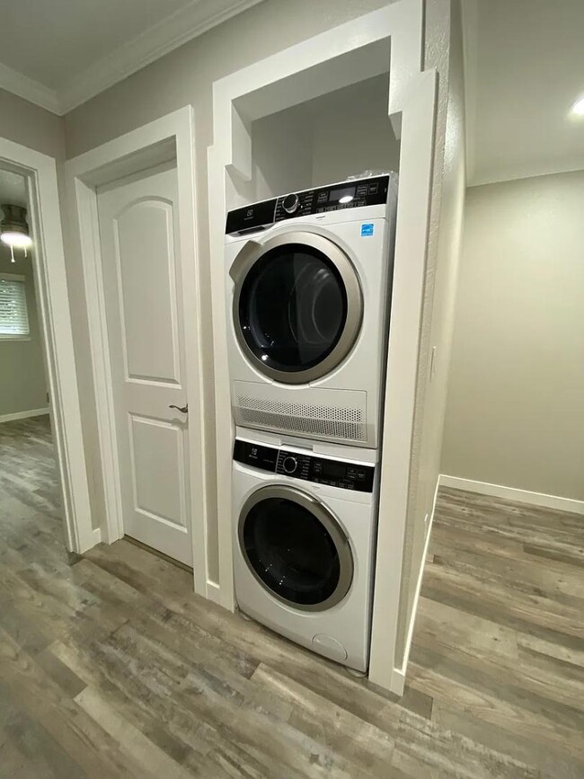 Building Photo - 1400 White Dr