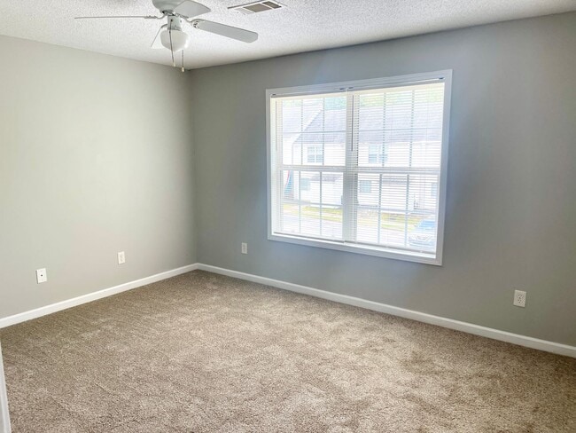 Building Photo - Welcome to this charming 2 bedroom, 2.5 ba...