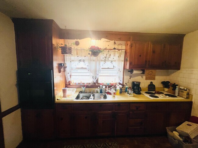 Building Photo - Adorable 3bdrm/1bth Brich Rancher Convenie...
