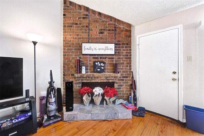 Building Photo - 2215 Saradon Dr