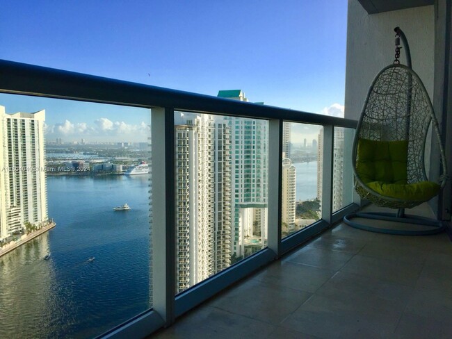 Building Photo - 495 Brickell Ave