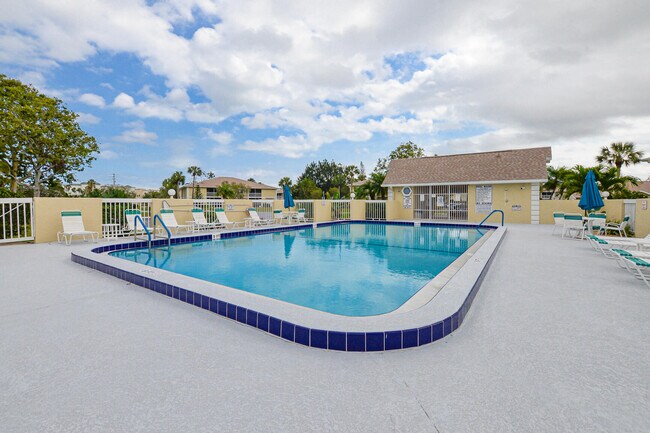 Building Photo - 1540 SE Royal Green Cir