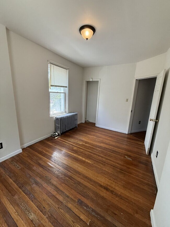 Building Photo - Comfortable 3BR Home Near Transportation – Available Now
