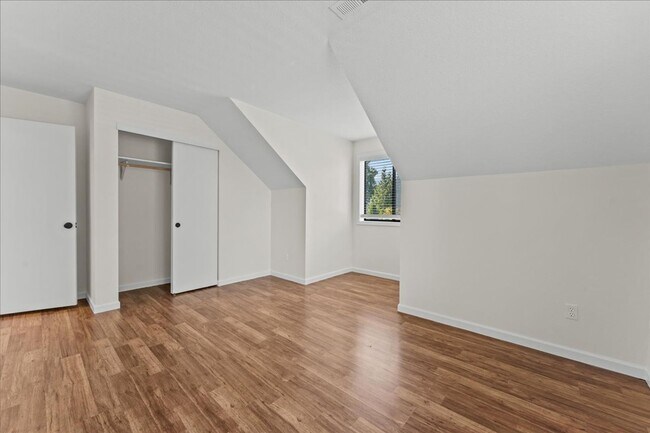 Building Photo - Renovated 4-bdrm, 2-bath Tualatin home—Corner lot, fenced yard, & prime location