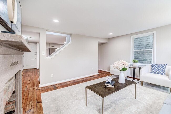 Building Photo - 2 Level Condo with parking, close to metro...